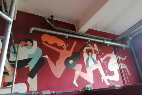 Mit den tanzenden, teils nackten Figuren will Künstlerin Lynn Cosyn den Esprit der Kulturfabrik widerspiegeln