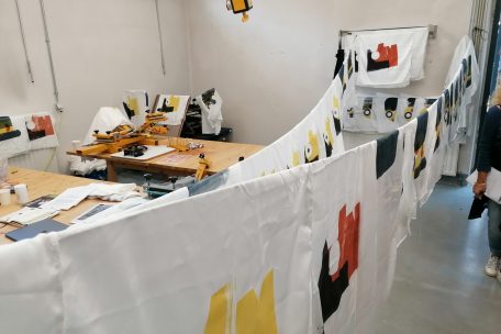 Irina Moons nutzt den Raum in der Künstlerresidenz „Squatfabrik“, um ein Siebdruckprojekt mit Naturfarbe umzusetzen