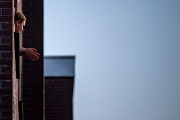 Coronafall in der Grundschule / Wie eine alleinerziehende Mutter die Quarantäne in ihrem Apartment erlebt