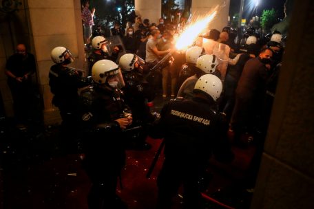 Serbien / Krawalle und steigende Todeszahlen setzen Präsident Vucic unter Druck