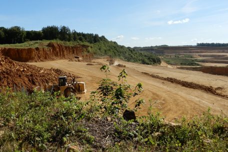 Im Schatten der m&auml;chtigen Stahlindustrie war im S&uuml;den Luxemburgs vor 100 Jahren eine Zementindustrie entstanden. Auf dem Bild zu sehen ist der&nbsp;Steinbruch im luxemburgisch-franz&ouml;sischen Grenzgebiet.