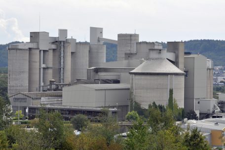 Das Zementwerk am Eingang von Esch ist von der A4 aus nicht zu &uuml;bersehen<br />
