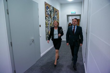 Fast alle beschreiben sie als dynamisch: Paulette Lenert und Premierminister Xavier Bettel unterwegs zu einer der zahlreichen&nbsp; Pressekonferenzen.
