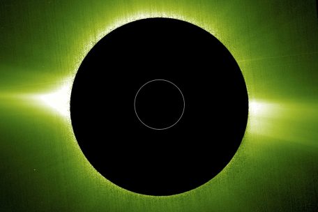 Das Metis-Instrument der Solar Orbiter blendet das glei&szlig;ende Licht von der Sonnenoberfl&auml;che aus und erm&ouml;glicht es, die schw&auml;chere &auml;u&szlig;ere Atmosph&auml;re der Sonne, die Korona, zu sehen.