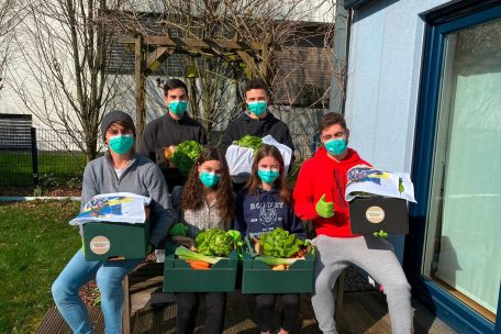 Handarbeit unter Einhaltung der sanitären Vorsorgeregeln: Die Frische-Kisten packen die sieben Mitglieder jeden Freitag eigenhändig. Am Samstag setzen sich die Teams in ihre Autos und liefern die bestellten Boxen aus. 