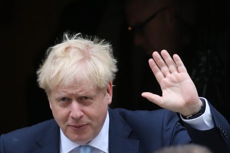 Großbritannien / Johnson räumt nach erstem Amtsjahr Fehler ein