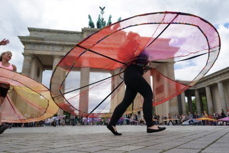 Corona / Abstand bremst das Virus aus