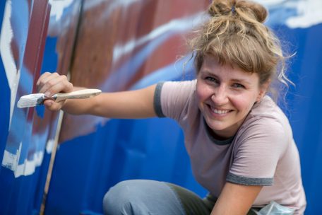 Künstlerin Lisa Junius bietet die ganze Woche einen Workshop an, bei dem die Jugendlichen mit ihr zusammen die Container auf der „Place aux jeunes“ verschönern können