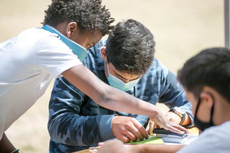 Konzertiert basteln die Kids Postkarten, die sie später verschicken wollen