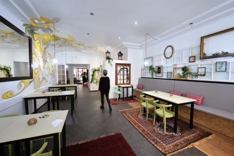 Die Einrichtung des Lokals in der Alzettestraße spiegelt sowohl den Vintage-Look aus der Hauptstadt als auch die für Esch typischen Streetart-Elemente wider