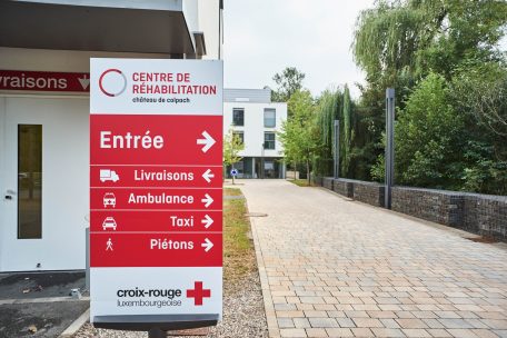 Der Eingang zum Rehazentrum Schloss Colpach. W&auml;hrend der ersten Pandemie-Welle empfing das Zentrum Covid-positiv getestete Patienten.