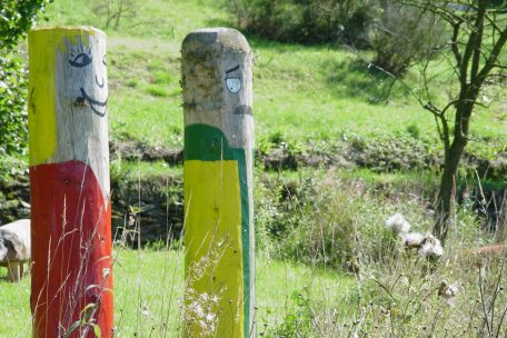 Die 14 kunstvoll gestalteten Gärten entlang der Radstrecke „Jardins à suivre“ sind ein Erbe aus dem Jahr 2007, als mehrere Künstler und Landschaftsgärtner ein Projekt im Rahmen der Kulturhauptstadt Luxemburg 2007 ihre Garteninspirationen verwirklichten 