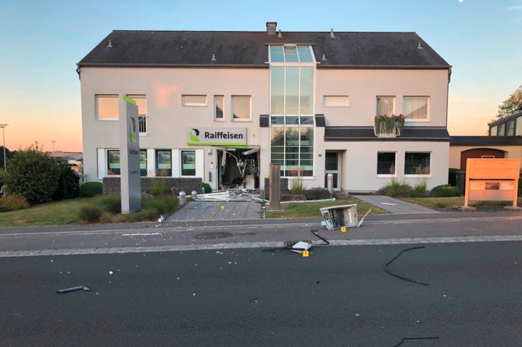 Zeugenaufruf / Unbekannte sprengen Geldautomat in Weiswampach aus der Mauer 