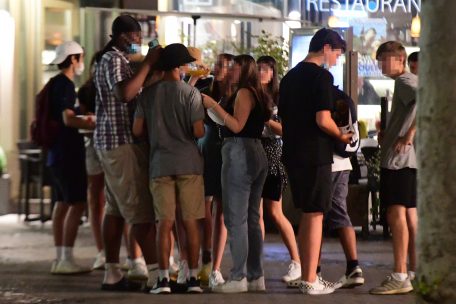 Die zweite Welle wurde auch dadurch ausgel&ouml;st, dass die &bdquo;gestes barri&egrave;res&ldquo; oftmals nicht eingehalten wurden