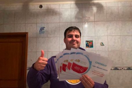 Alex Badois Teixeira pr&auml;sentiert das Beweismaterial