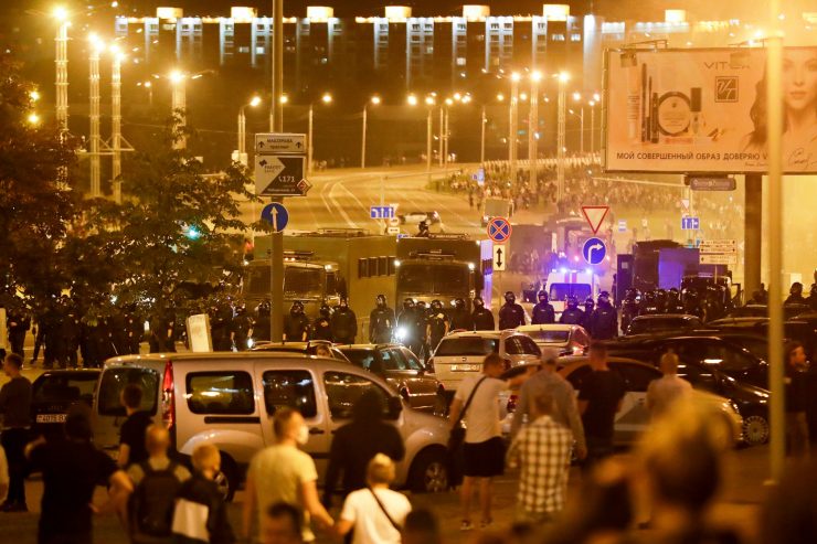 Weißrussland / Autokrat Lukaschenko und Oppositionskandidatin Tichanowskaja sehen sich als Wahlsieger