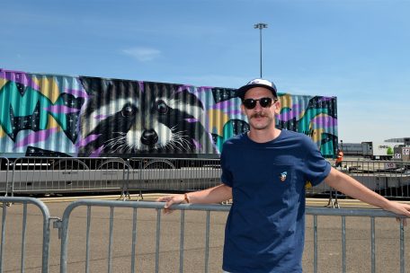 Alain Welter mit einem seiner Werke im Jahr 2019