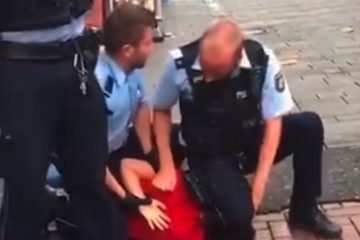 Düsseldorf / Video auf Twitter: Deutscher Polizist kniet auf Hals eines jungen Mannes