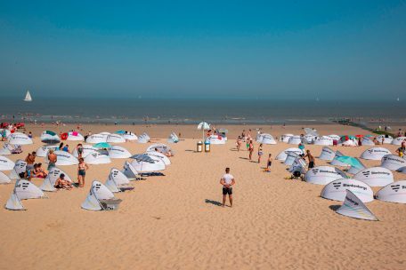 Belgische Küste / Erste Lockerungen der Maskenpflicht in Sicht, Getränke mit hohem Alkoholgehalt am Strand verboten