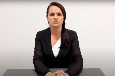 Oppositionskandidatin Swetlana Tichanowskaja musste nach Litauen fliehen und wendet sich von dort aus an ihre Unterst&uuml;tzer