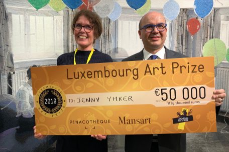  Jenny Ymker, Preistr&auml;gerin des Luxembourg Art Prize 2019, und Herv&eacute; Lancelin, Pr&auml;sident des Museums &bdquo;La Pinacoth&egrave;que&ldquo; 