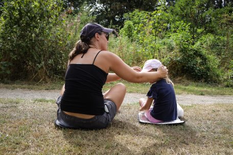 Mutter und Tochter genießen die Sonne. Beim Waldbaden geht es darum, die Natur mit allen Sinnen wahrzunehmen.
