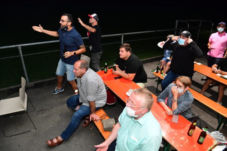 Fußball / Zu Gast beim „Public Viewing“ der Fola: „Warum gibt es keinen VAR?“