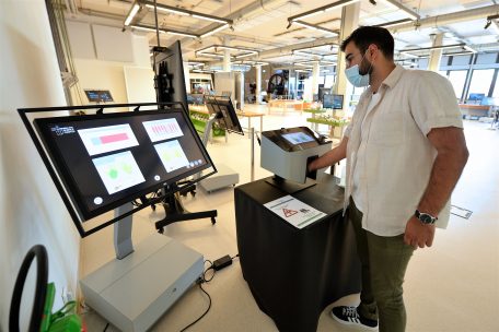 Ein Scanner erlaubt es den Besuchern, zu &uuml;berpr&uuml;fen, ob die H&auml;nde sorgf&auml;ltig genug desinfiziert wurden