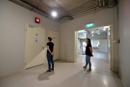 Eine Ampel gibt Auskunft dar&uuml;ber, ob sich bereits zwei Personen in den Sanit&auml;ranlagen befinden