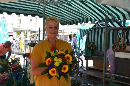 Ein Blumenstrau&szlig; f&uuml;r die Luxemburger: Karina Regnery (45) aus Trier ist Blumenverk&auml;uferin auf dem Trierer Hauptmarkt und freut sich dar&uuml;ber, dass die Luxemburger wieder vermehrt nach Trier kommen