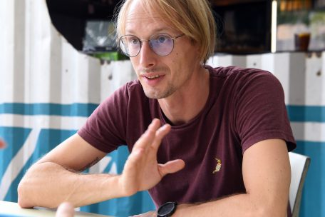 Luka Heindrichs ist einer von drei Gesch&auml;ftsf&uuml;hrern des &bdquo;Gudde W&euml;llen&ldquo;, der im Dezember 2014 er&ouml;ffnet wurde