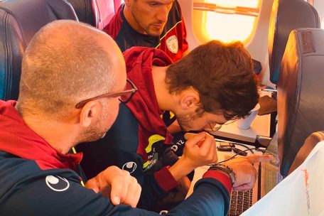 Im Flugzeug wurden die Spiele von Gegner Lincoln Red Imps vom Petinger Trainerteam per Video analysiert