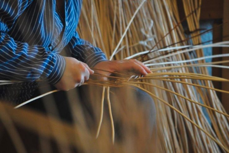 Veranstaltung im September / Handwerker geben bei Workshops im Biodiversum ihr Können im Korbflechten, Brotbacken oder Holzschnitzen weiter