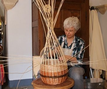 Gabi Jacqué beim Korbflechten. Ihre Liebe zum Handwerk hat sie vor zehn Jahren entdeckt. 