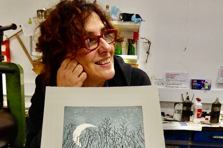 Die professionelle Künstlerin Asun Parilla hat sich auf die Gravur spezialisiert. Ihre Arbeit ist besonders an der Natur inspiriert. 