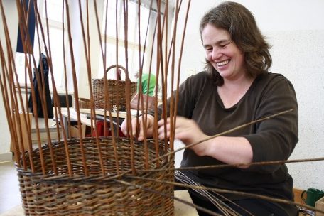 Monika Engelhardt ist eigentlich gelernte Heilerziehungspflegerin. Vor 20 Jahren hat sie den Job an den Nagel gehängt, um sich als Korbflechterin selbstständig zu machen.