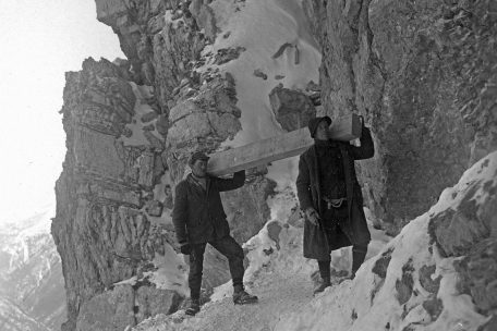 M&uuml;hselige Fu&szlig;transporte zum Bau der Zahnradbahn vor 90 Jahren