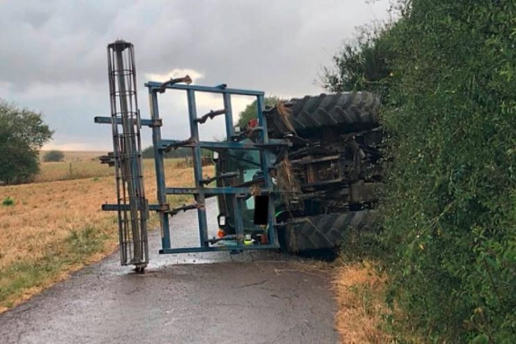 Reckingen/Mess / Traktor kippt um – Mann wird tot geborgen