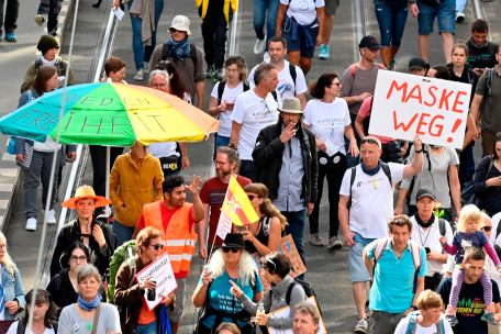 Berlin / Protest gegen Corona-Politik: Polizei löst Demo auf
