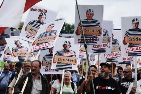 Für Liebe und Freiheit? Wissenschaftler und Politiker werden gefangen und in gestreiften Hemdchen dargestellt