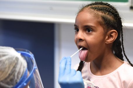 Ein M&auml;dchen l&auml;sst in den Rotunden den Coronatest &uuml;ber sich ergehen (Symbolfoto)
