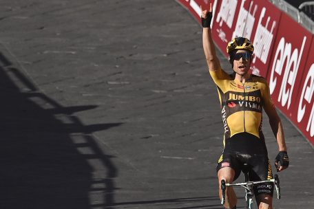 Strade Bianche / Van Aert gewinnt bei extremen Bedingungen – Geniets und Jungels kommen nicht im Ziel an 