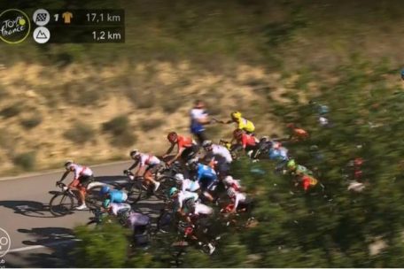 Auf den TV-Bildern ist deutlich zu erkennen, dass Julian Alaphilippe sich 17,1 Kilometer vor dem Ziel verpflegen l&auml;sst