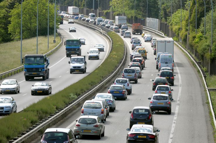 Automobilmarkt / Anteil der Elektroautos unter den Neuzulassungen steigt