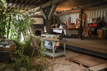 Unter dem Container-Dach soll der Kleidershop unterkommen. Aktuell befindet sich hier noch eine provisorische Upcycing-Werkstatt.