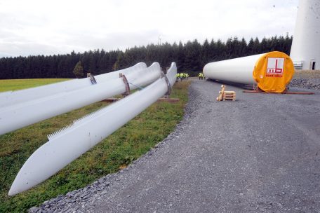 Das Foto zeigt die Rotorbl&auml;tter einer Windkraftanlage in Wintger 2016 vor dem Aufbau. Diese Anlage hat einen Durchmesser von 113 Metern.