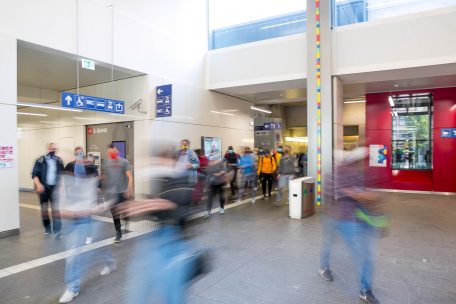 Die meisten Passanten stören sich wenig bis gar nicht daran, dass der Escher Bahnhof noch nicht ganz modern ist