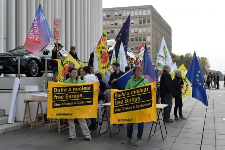 Cattenom ist vielen Luxemburgern ein Dorn im Auge, wie diese Demonstranten im Juni 2018 am Rande des Besuchs des französischen Präsidenten Emmanuel Macron zeigen