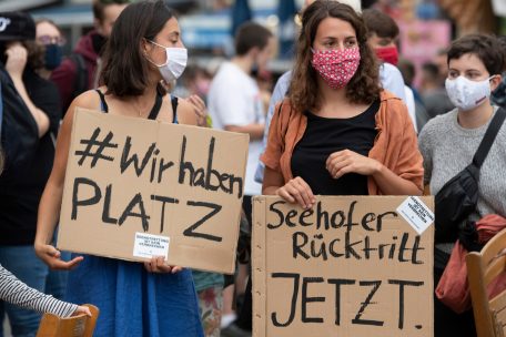 Deutschland / Moria-Brand setzt Innenminister Seehofer unter Druck – die Koalition ist gespalten