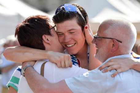 Henri Jungels / Hoffen auf eine erfolgreiche Flucht: Bobs Vater verfolgt die Tour am Fernseher